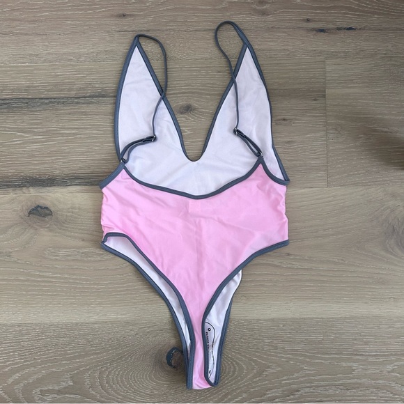 👙Deep V cheeky one piece swimsuit 👙 - Picture 2 of 10